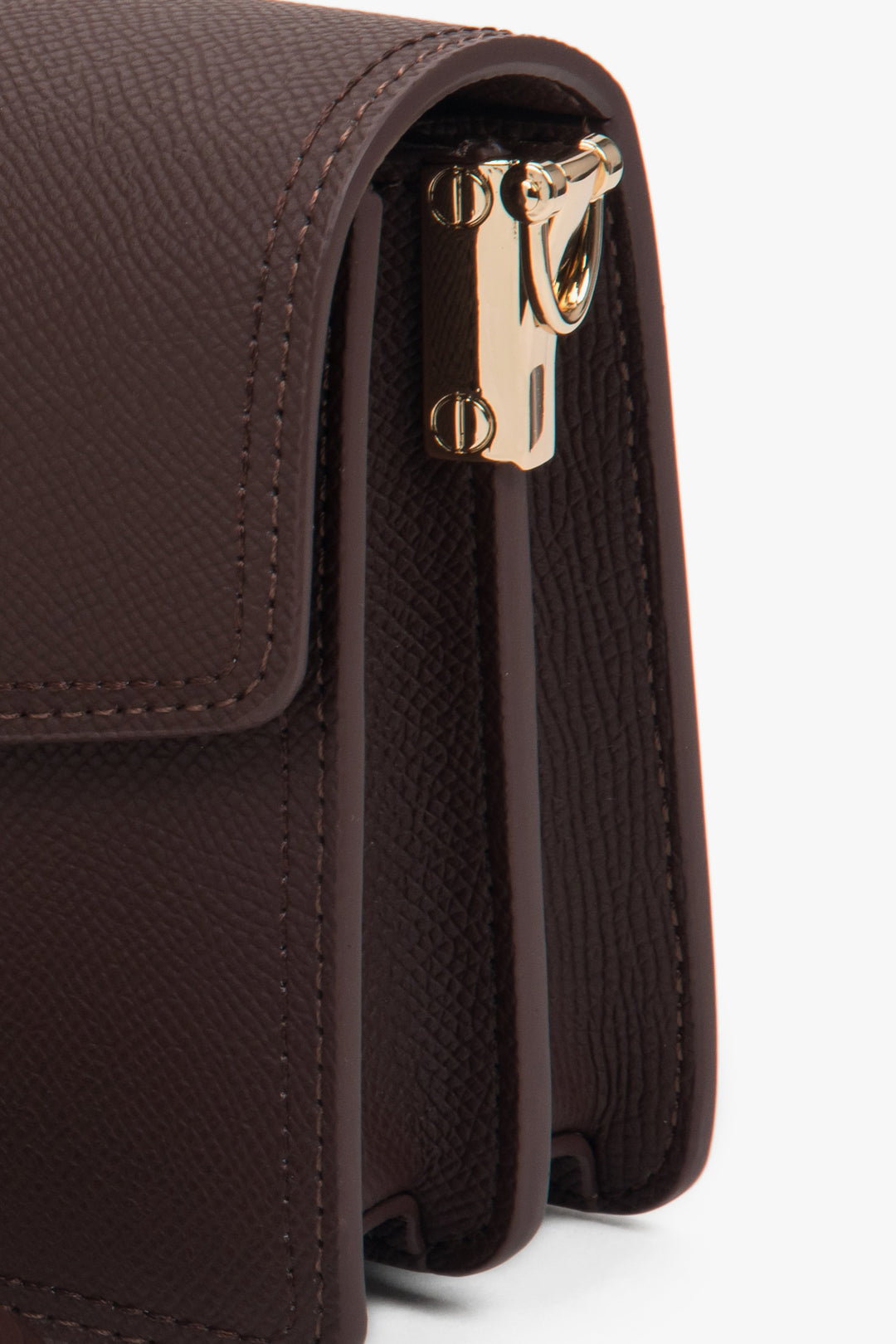 Ciemnobrązowa, elegancka torebka damska Estro na ramię ze złotymi detalami.