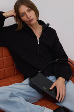 Damska, elegancka, czarna torebka na ramię ze skóry naturalnej Estro.