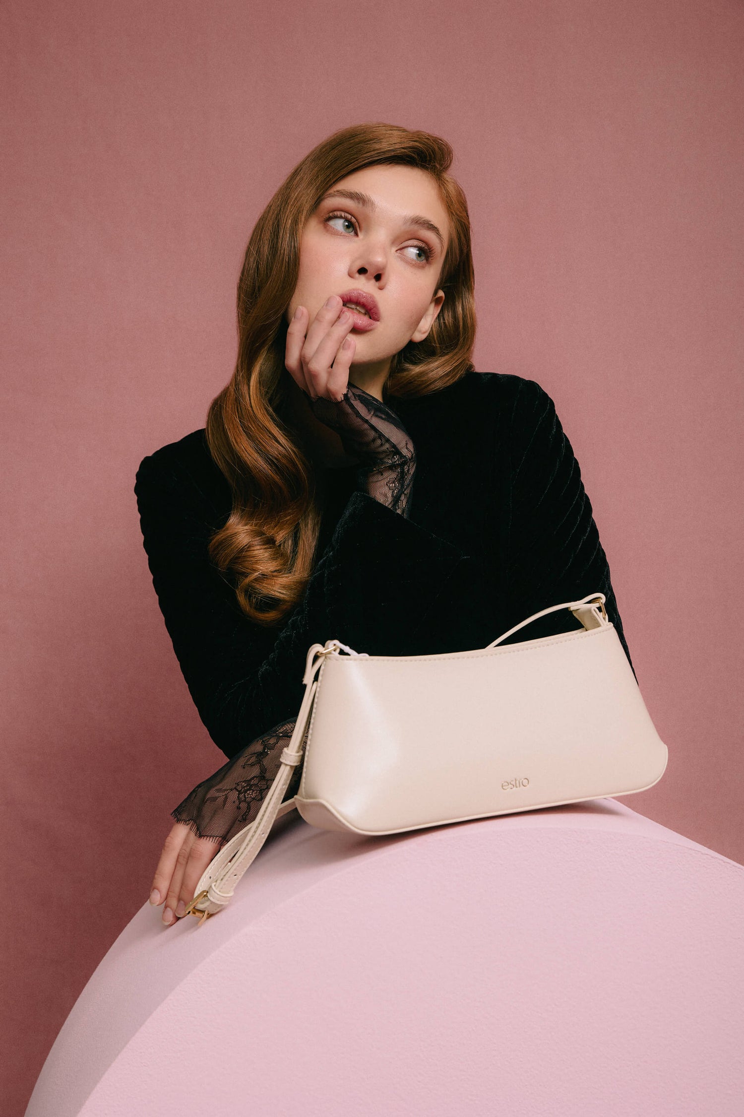 Stylowa jasnobeżowa torebka damska na ramię wykonana z naturalnej skóry, elegancka i uniwersalna, idealna do codziennych i wieczorowych stylizacji ER00116878.