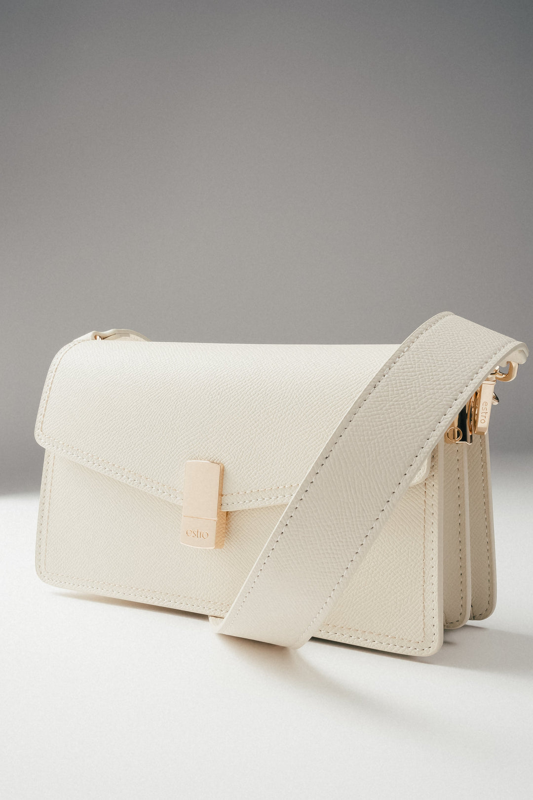 Elegancka jasnobeżowa torebka damska na ramię ze złotymi detalami Estro ER00117250.