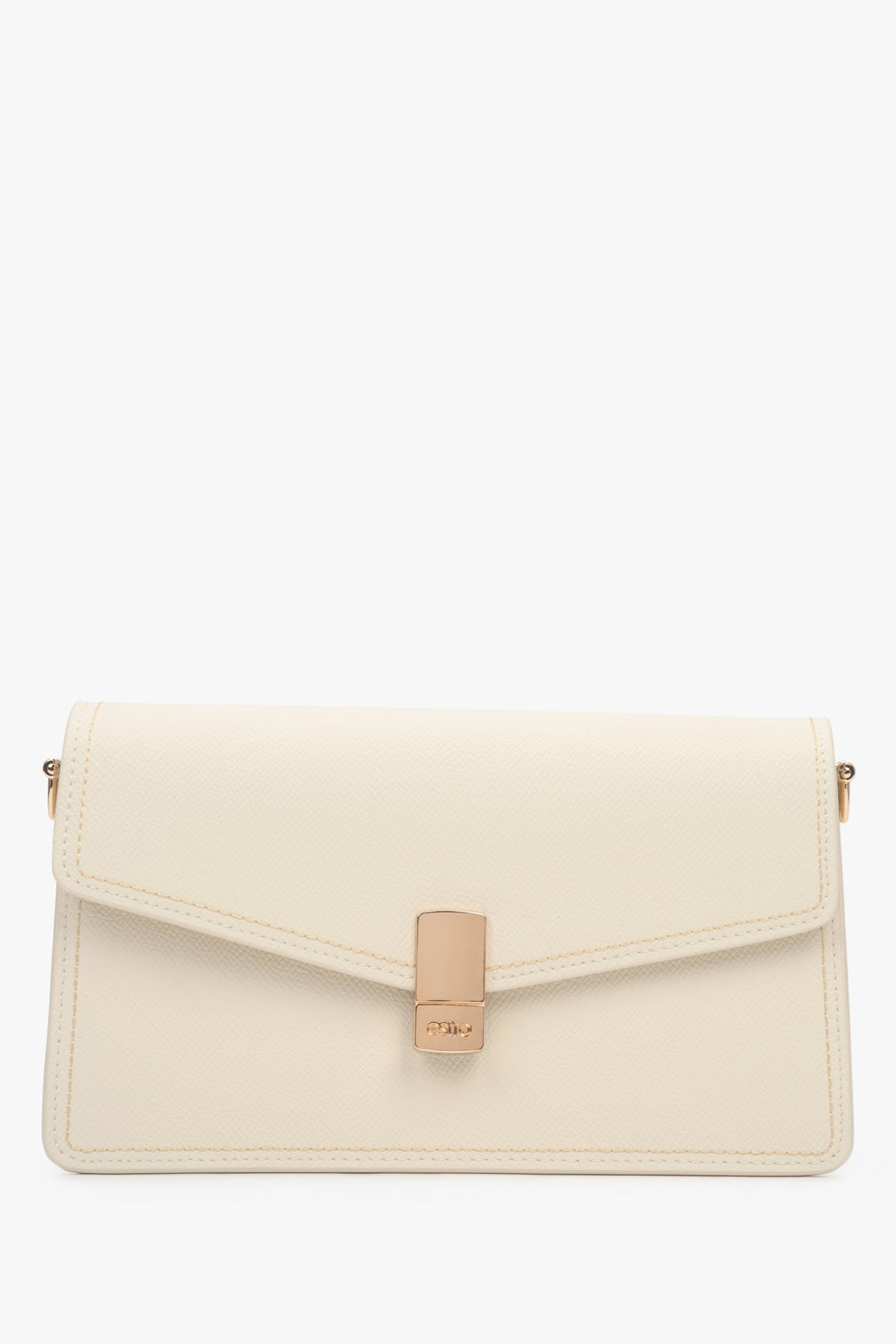 Elegancka jasnobeżowa torebka damska na ramię ze złotymi detalami.
