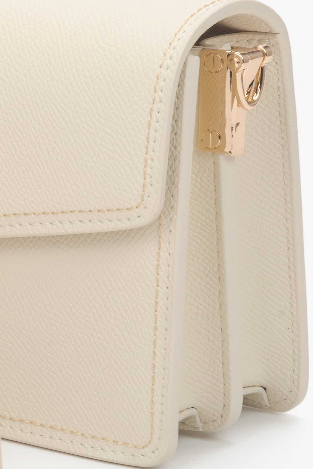 Jasnobeżowa elegancka torebka damska na ramię ze złotymi detalami Estro.