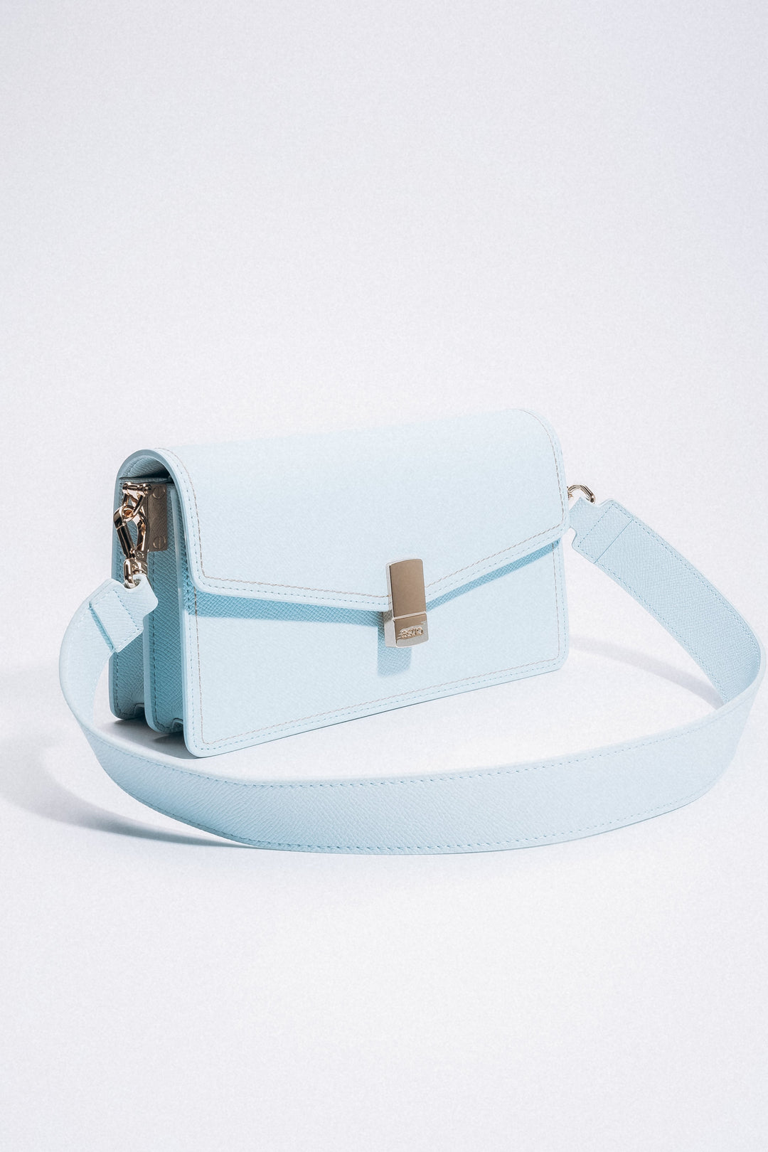 Elegancka jasnoniebieska torebka damska na ramię ze złotymi detalami Estro ER00117252.