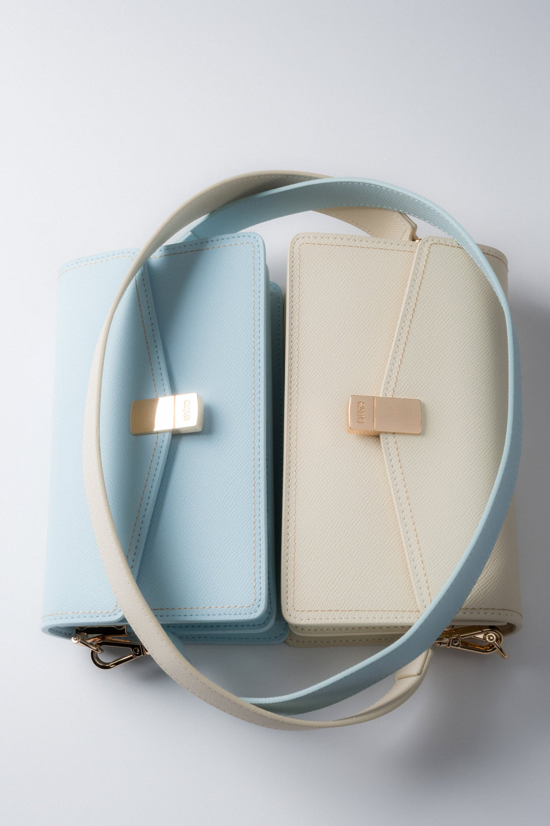 Damska elegancka jasnoniebieska torebka na ramię ze złotymi detalami Estro.