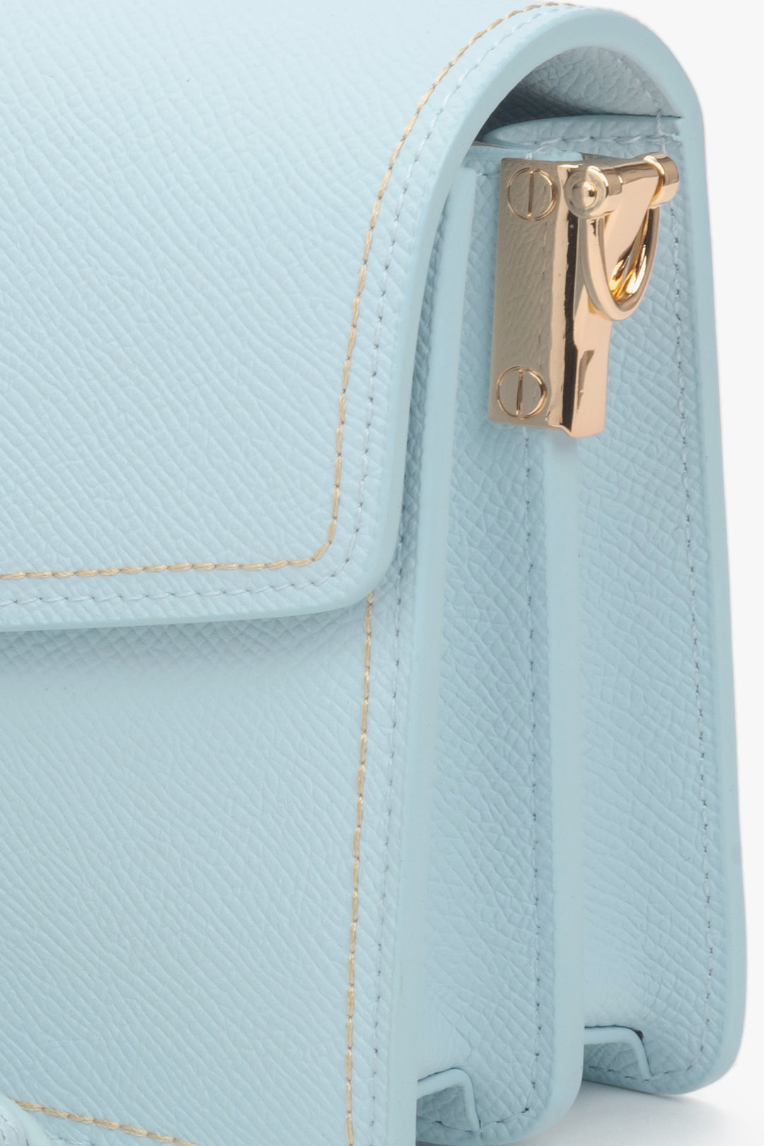 Estro: jasnoniebieska torebka damska ze złotymi detalami, elegancka i na ramię.