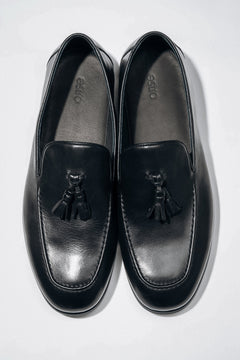 Eleganckie czarne loafersy męskie z chwostem ze skóry naturalnej Estro ER00119072.
