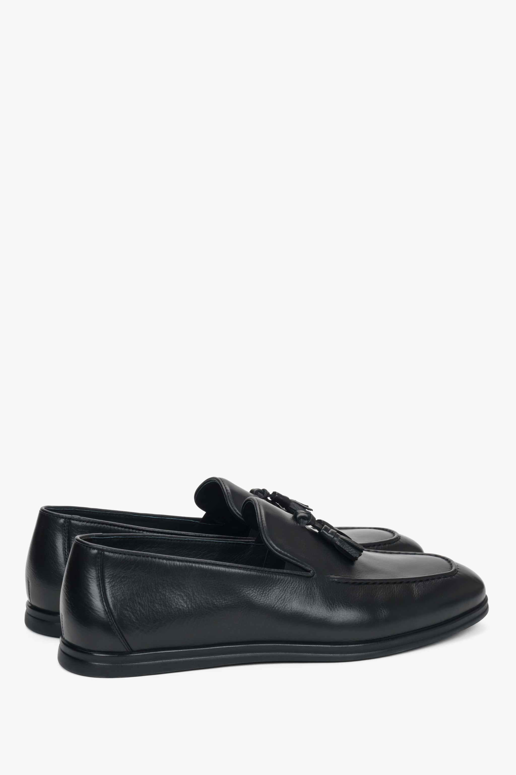 Ze skóry naturalnej, eleganckie czarne loafersy męskie z chwostem Estro.