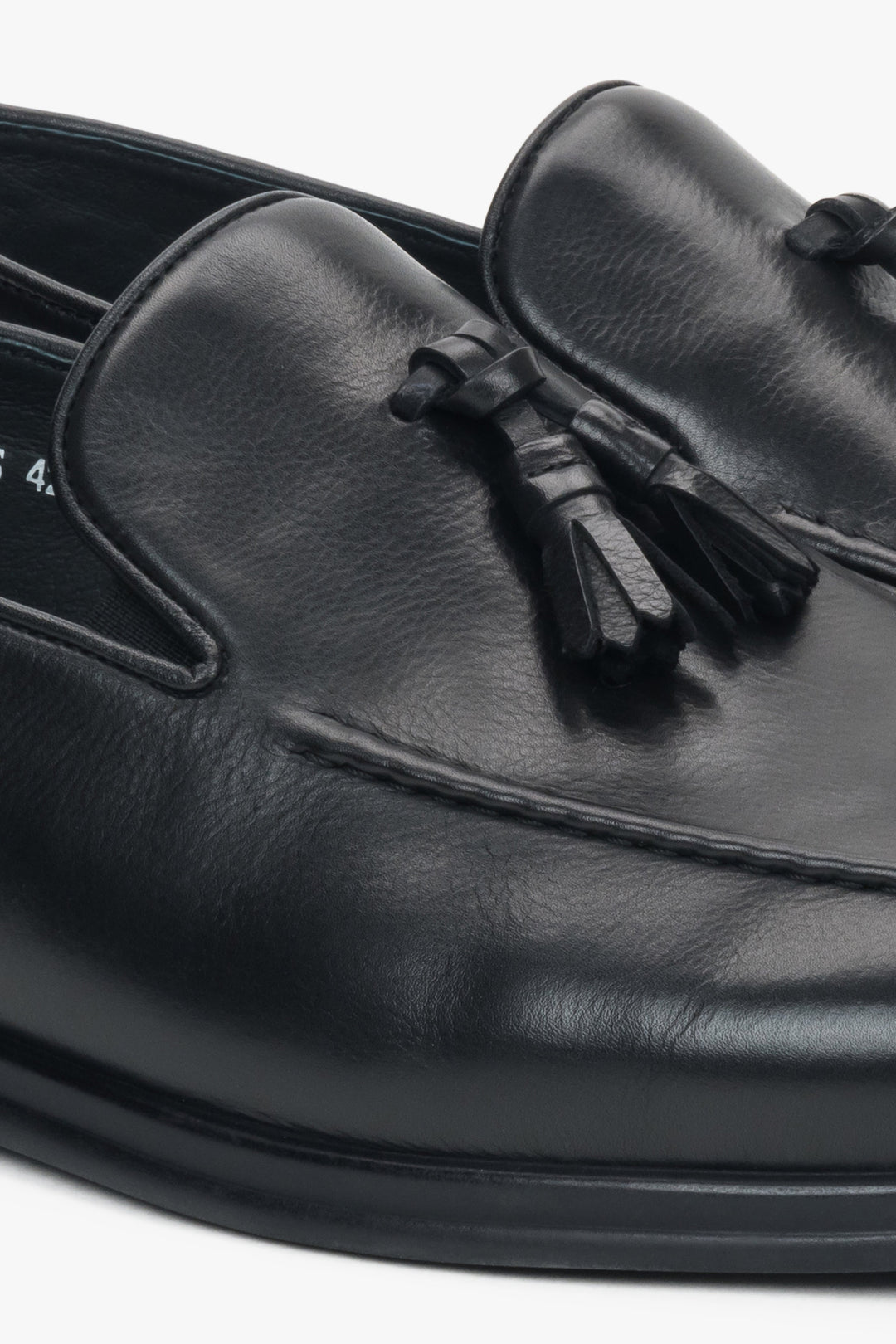 Eleganckie czarne loafersy męskie z chwostem ze skóry naturalnej.