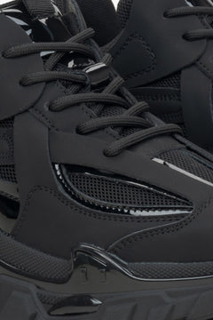 Sneakersy damskie w kolorze czarnym ze skóry naturalnej i materiału tekstylnego na wiosnę i jesień - zbliżenie na system sznurowania.