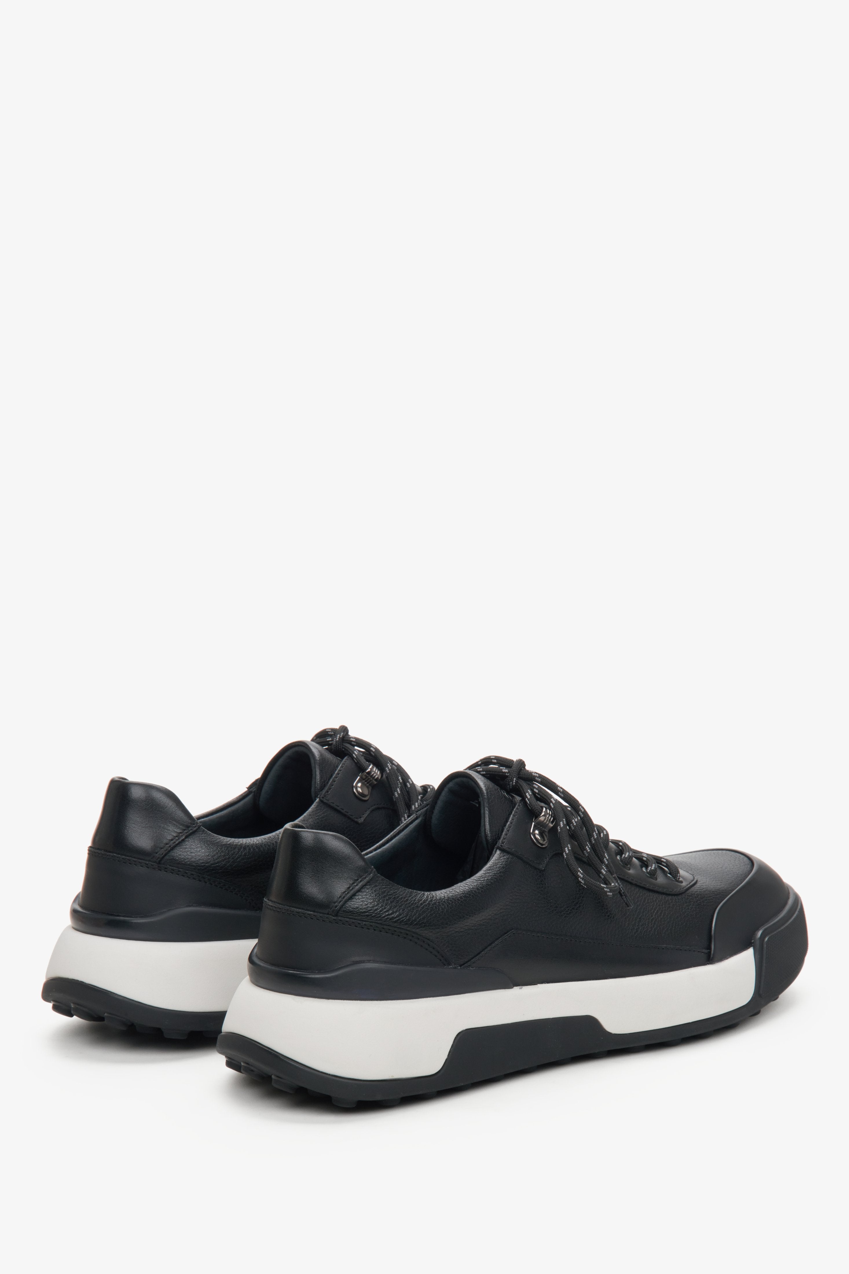 Skórzane czarne sneakersy męskie Estro - zbliżenie na tył i linię boczną butów.