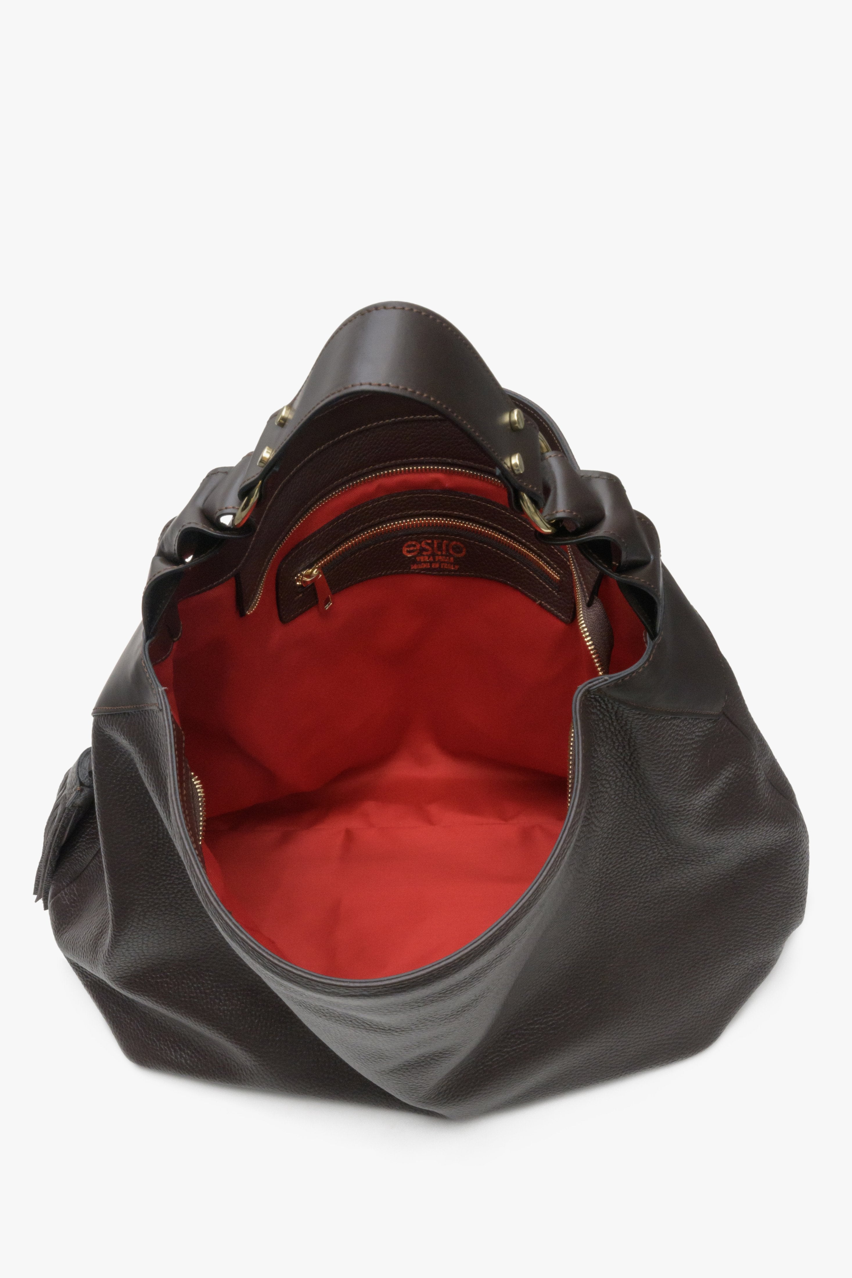 Skórzana torba damska hobo w kolorze ciemnobrązowym - zbliżenie na wnętrze modelu.