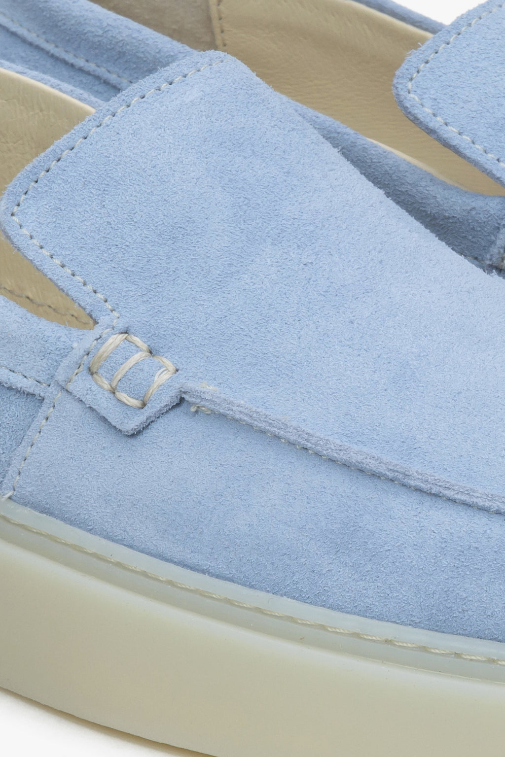 Welurowe niebieskie mokasyny damskie Estro - zbliżenie na detale.