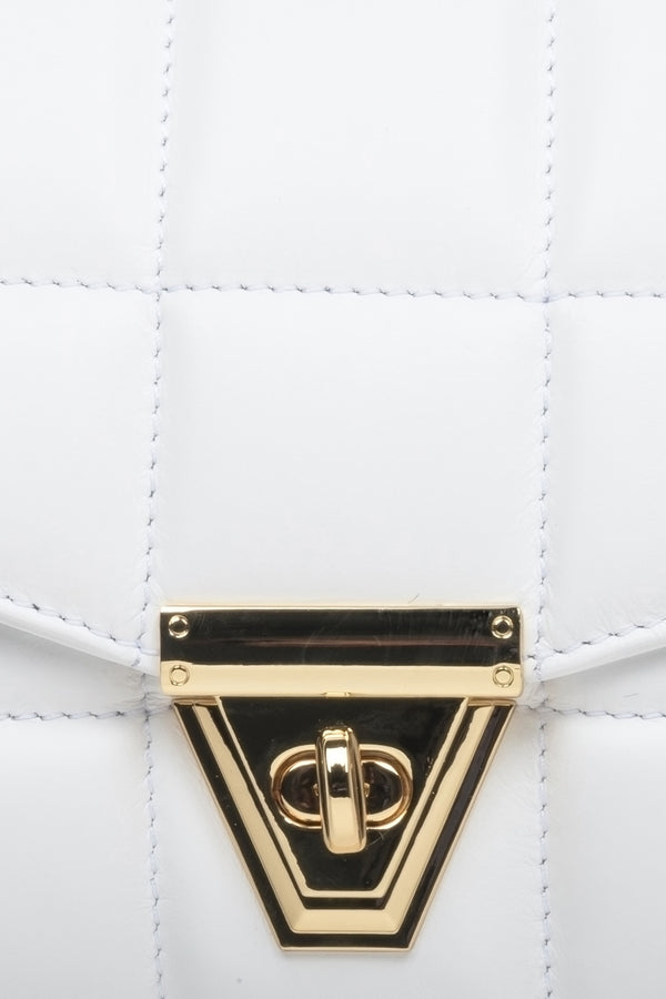 Biała, skórzana torebka damska pikowana ze złotym łańcuszkiem Estro - zbliżenie na detale.
