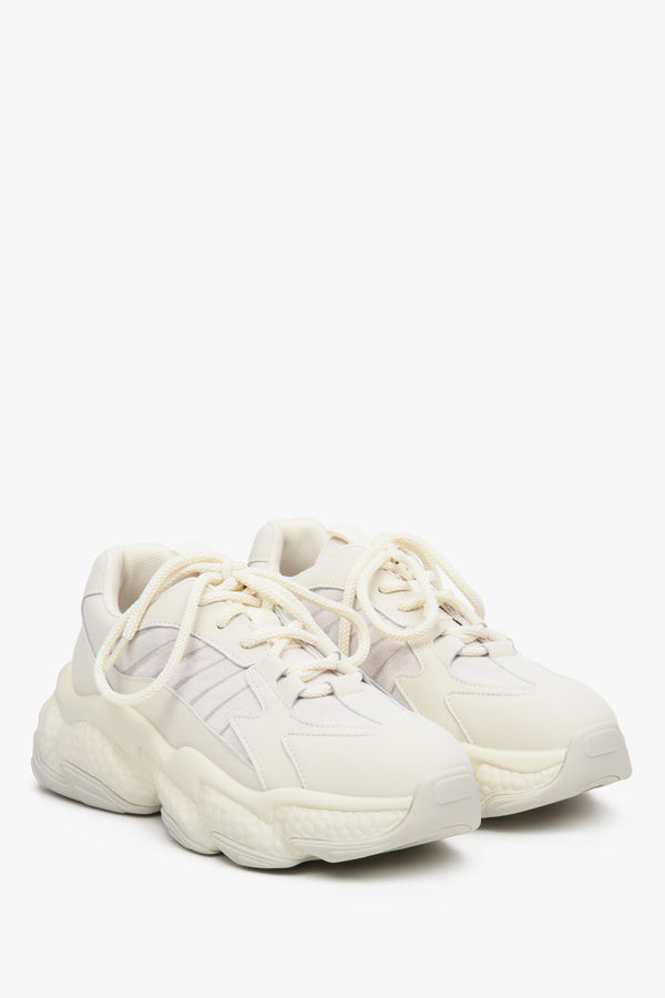 Sneakersy damskie na grubej podeszwie ES 8 z łączonych materiałów ze sznurowaniem - zbliżenie na czubek butów w kolorze jasnobeżowym.