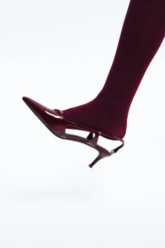 Bordowe czółenka na niskim obcasie typu slingback z lakierowanej skóry Estro ER00116277