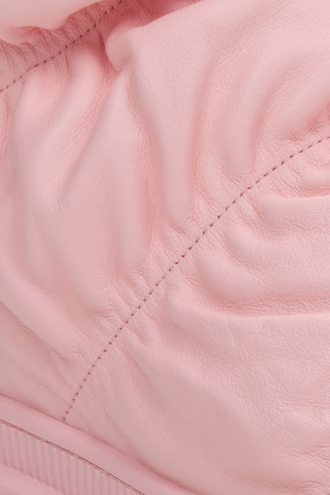 Miękkie śniegowce damskie w kolorze różowym Estro - zbliżenie na detale.
