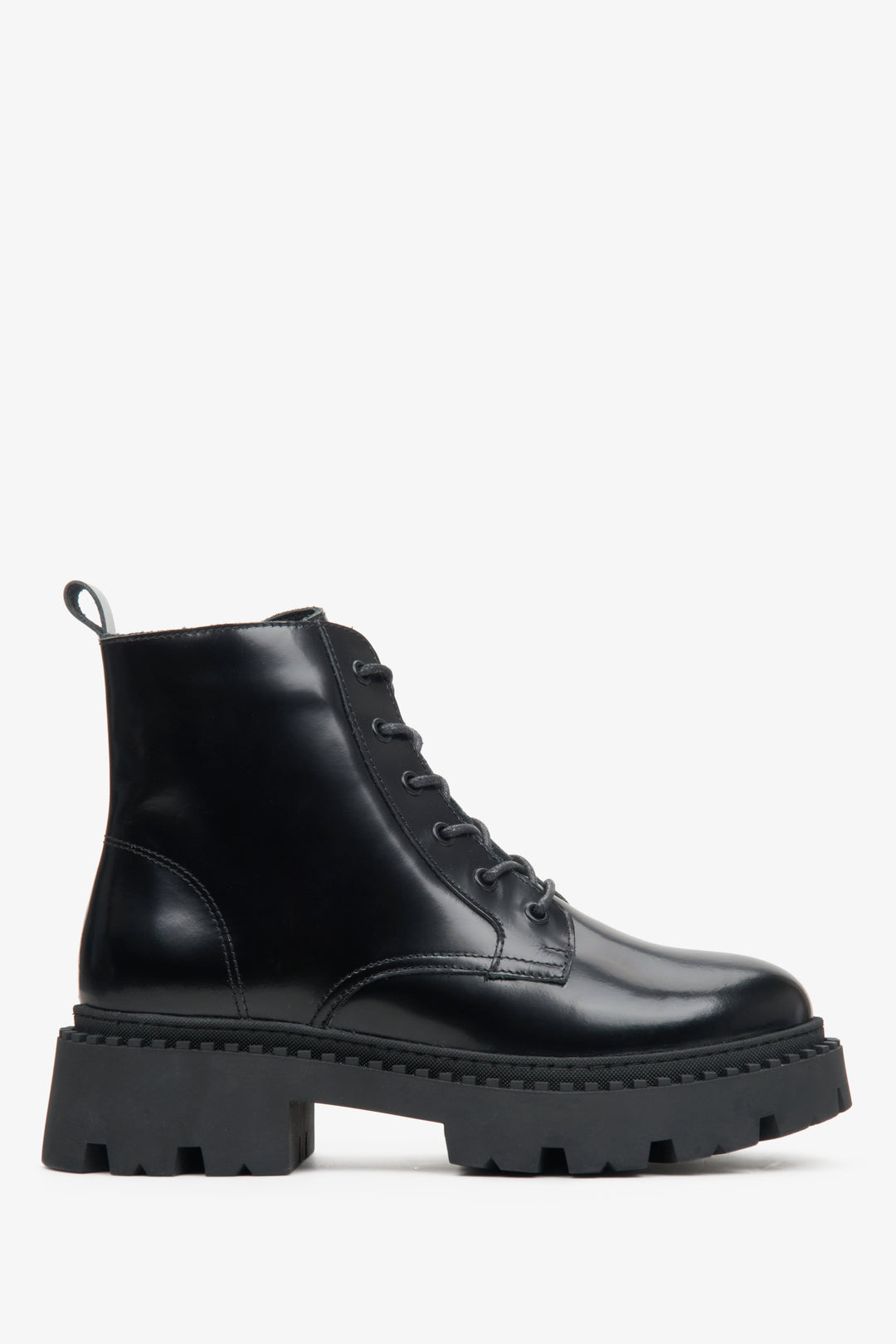 Niskie, sznurowane botki damskie w kolorze czarnym ze skóry naturalnej marki Estro - profil buta.