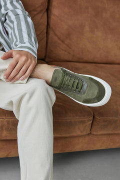 Zielono-brązowe sneakersy męskie ze nubuku na wiosnę Estro ER00112971