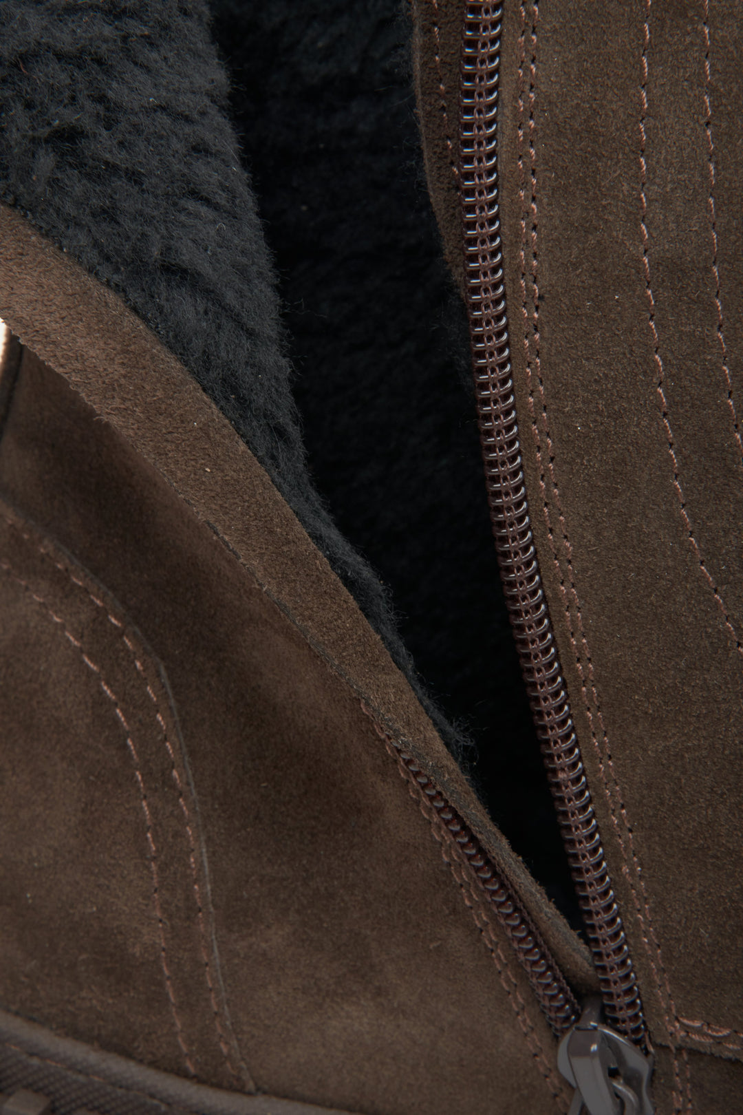 Workery damskie zamszowe na zimę w kolorze ciemnobrązowym marki Estro - zbliżenie na miękki wsad buta.