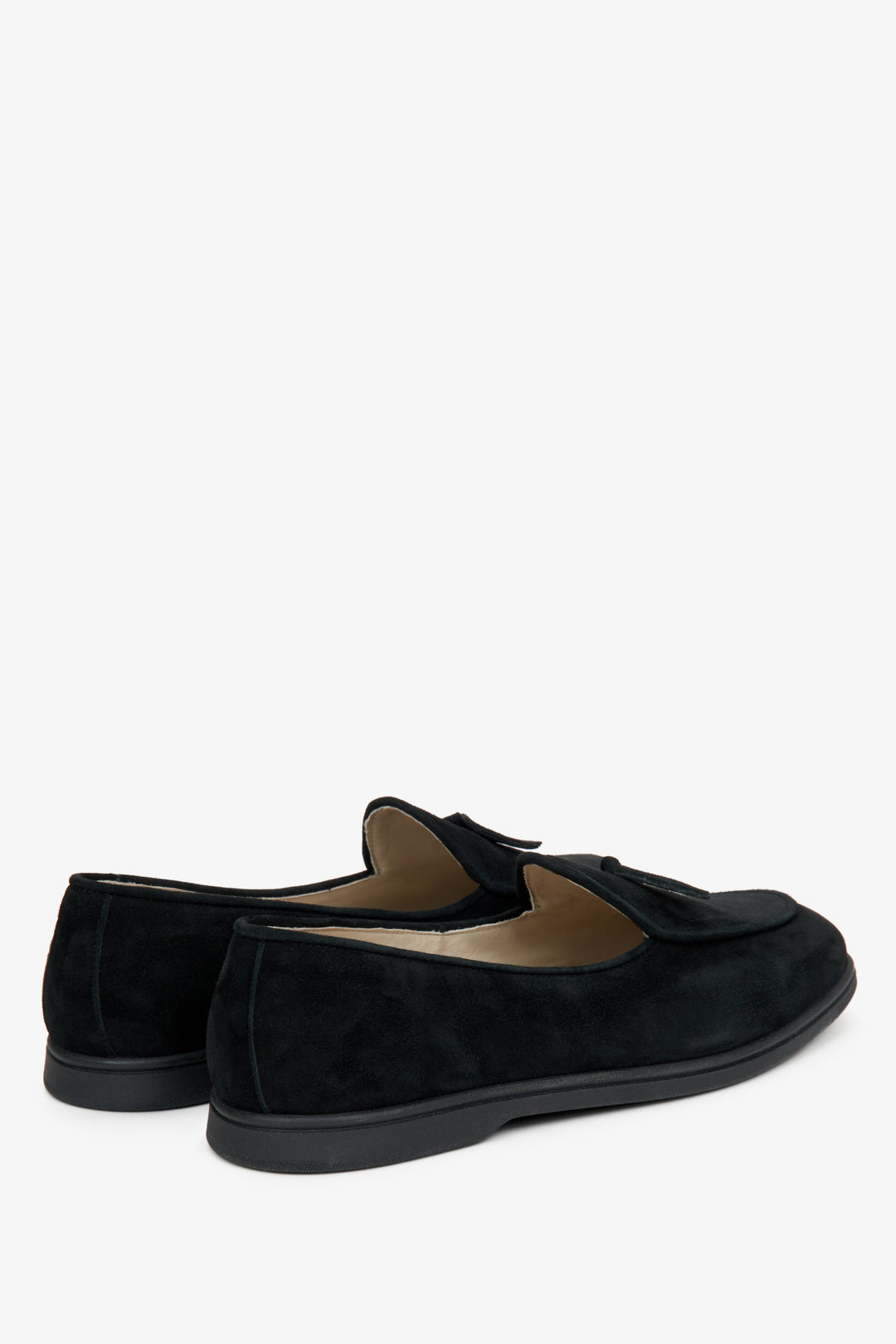 Damskie czarne mokasyny z weluru naturalnego Estro - zbliżenie na zapiętek i linię boczną butów.