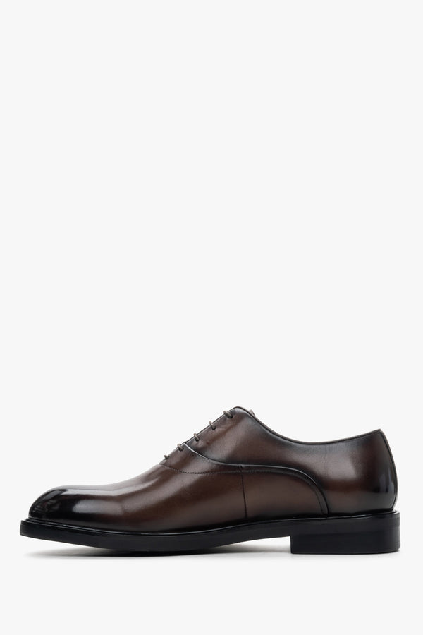 Sznurowane oksfordy męskie ze skóry naturalnej Estro w kolorze brązowym - profil buta.