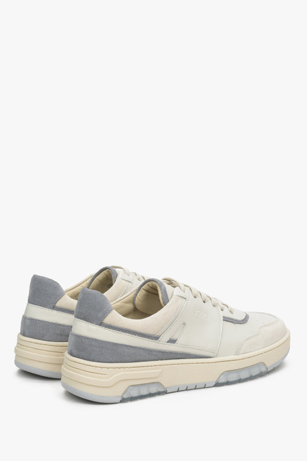 Skórzano-zamszowe sneakersy damskie Estro w kolorze niebiesko-białym - zbliżenie na przyszwę boczną i zapietek.