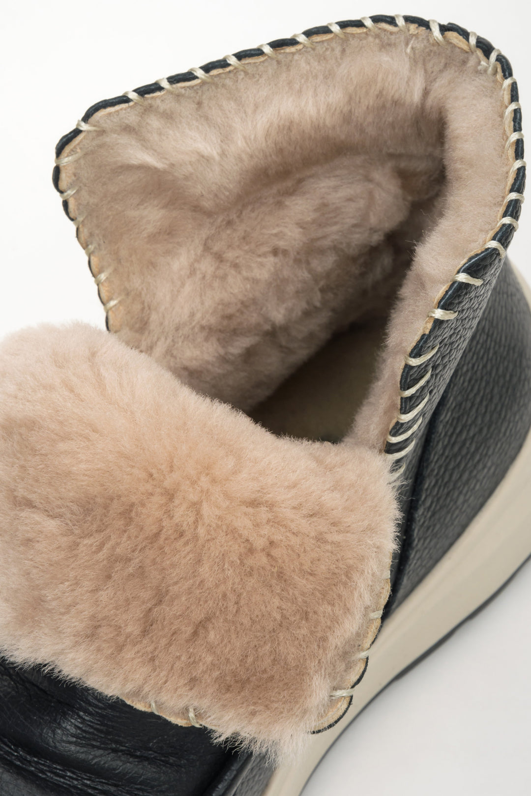 Śniegowce damskie w kolorze czarnym Estro - zbliżenie na miękki wsad buta.