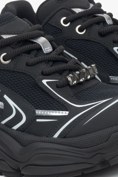 Czarne sneakersy damskie z cyrkoniami na sznurowadle - zbliżenie na system sznurowania.