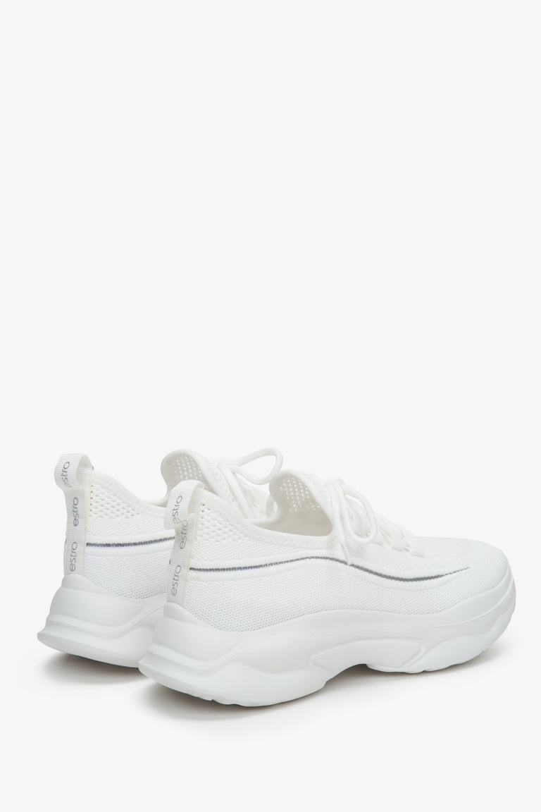 Damskie białe sneakersy Estro z elastycznej siateczki - zbliżenie na linię boczną i zapiętek.
