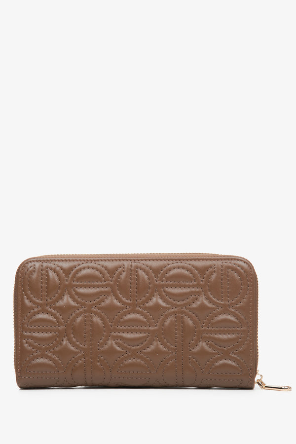Ciemnobrązowy, skórzany portfel damski z tłoczonym logo marki Estro.
