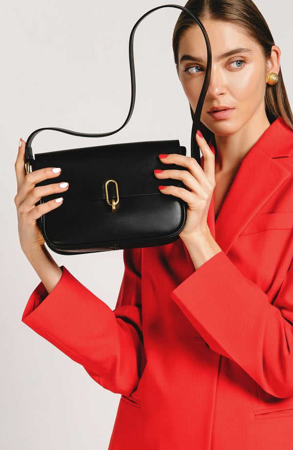 Skórzana, czarna torebka damska ze złotymi okuciami Estro  - prezentacja w pełniej stylizacji.