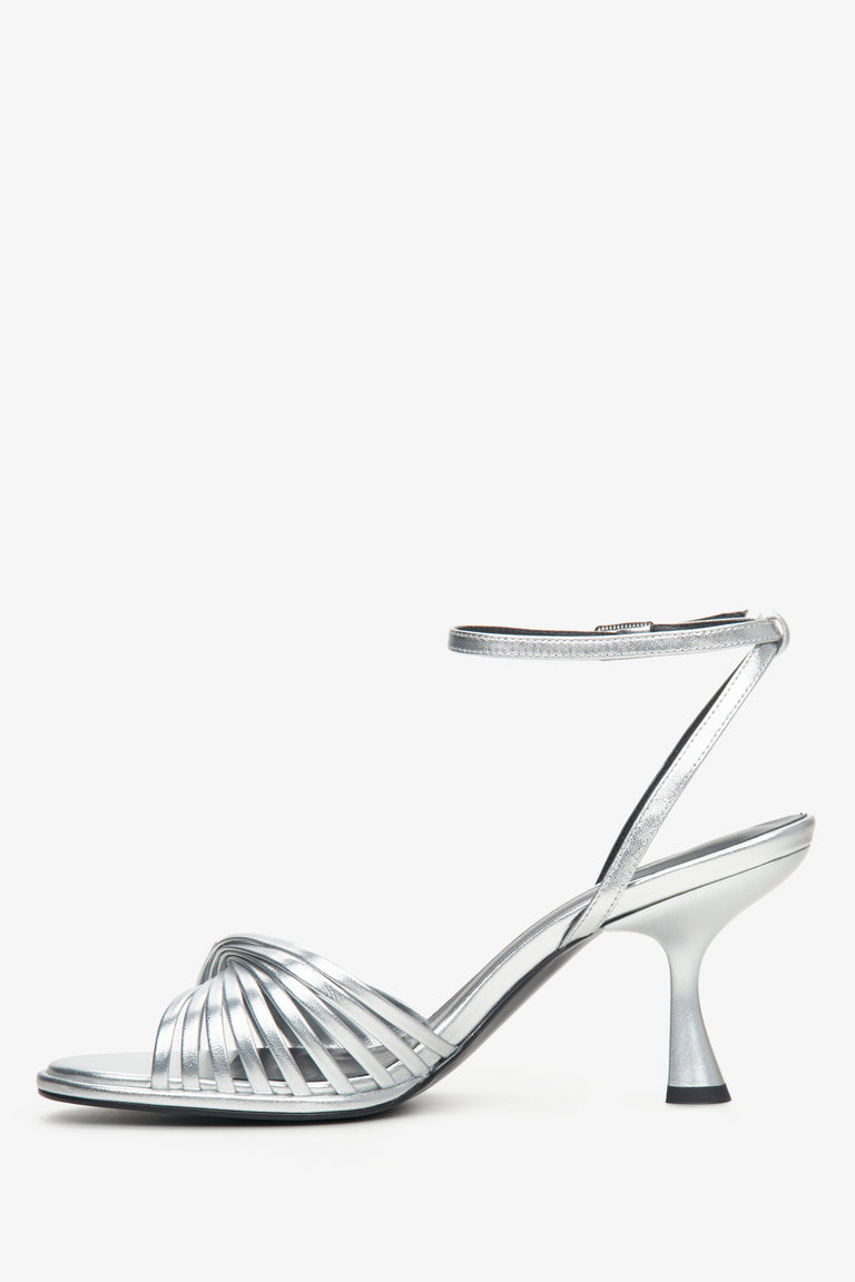 Damskie skórzane sandały damskie na stabilnym obcasie w kolorze srebrnym - profil buta.