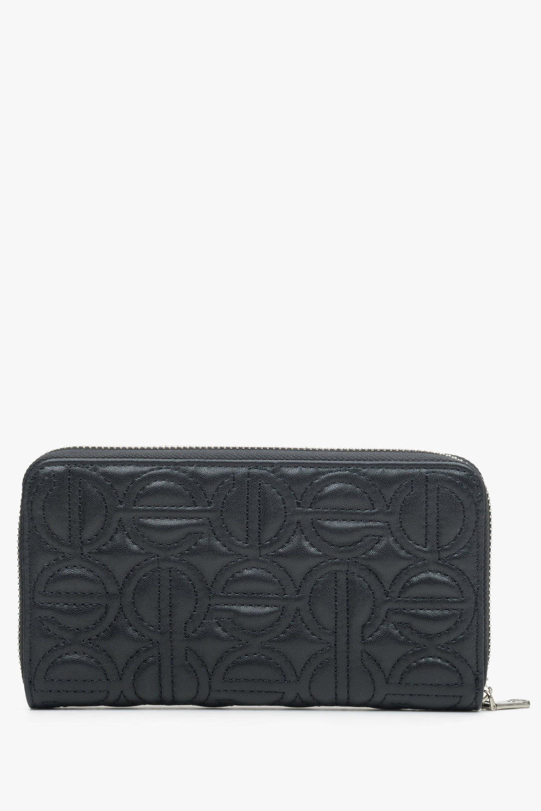 Czarny, skórzany portfel damski z tłoczonym logo marki Estro.