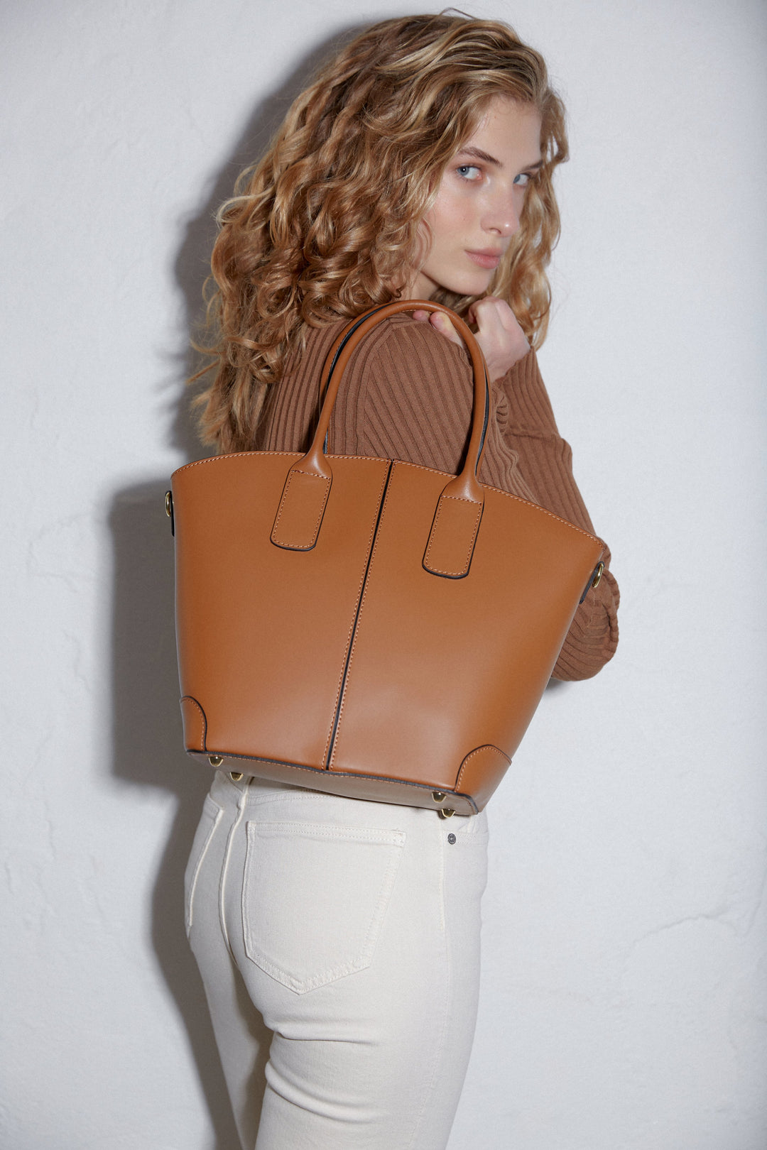 Brązowa torebka damska typu shopper z włoskiej skóry naturalnej Estro - pełna stylizacja.
