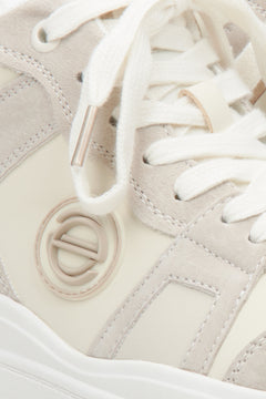 Wysokie, skórzane sneakersy damskie z zamszu i skóry naturalnej w kolorze biało-beżowym - zbliżenie na detal.