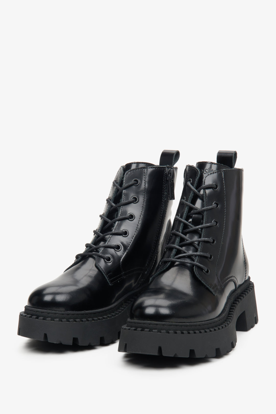 Czarne, sznurowane niskie botki damskie ze skóry naturalnej Estro - zbliżenie na czubek buta i system sznurowania.