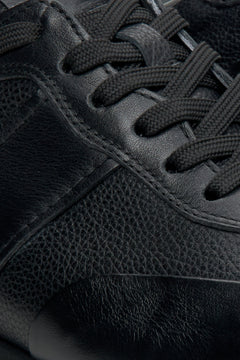 Skórzane sneakersy męskie w kolorze czarnym marki Estro - zbliżenie na detale.