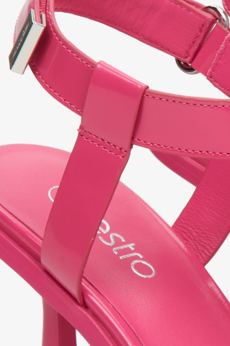 Skórzane różowe sandały damskie Estro zapinane na kostce - zbliżenie na detale.