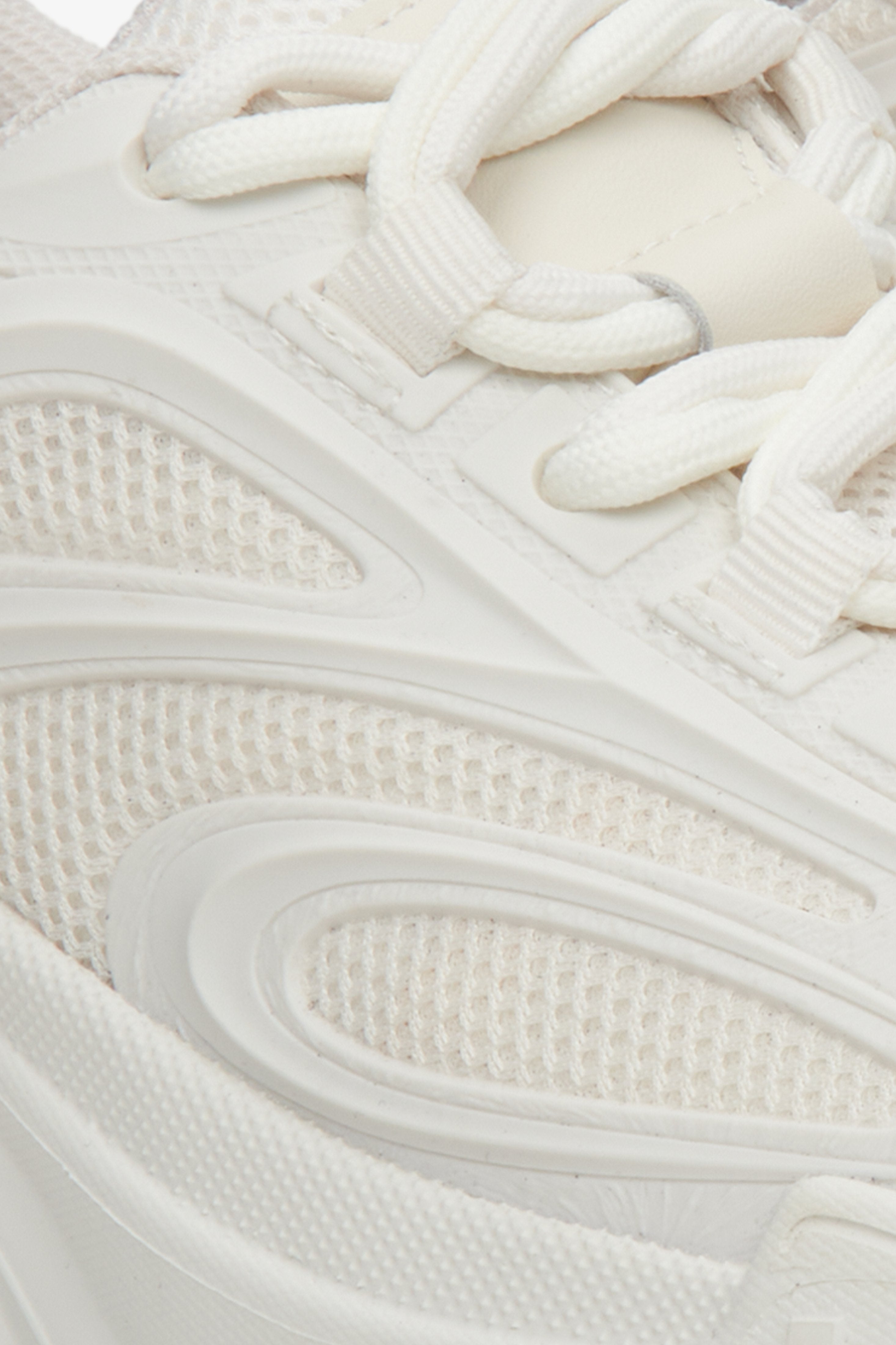 Sneakersy damskie beżowe ES 8 z łączonych materiałów - zbliżenie na detale.