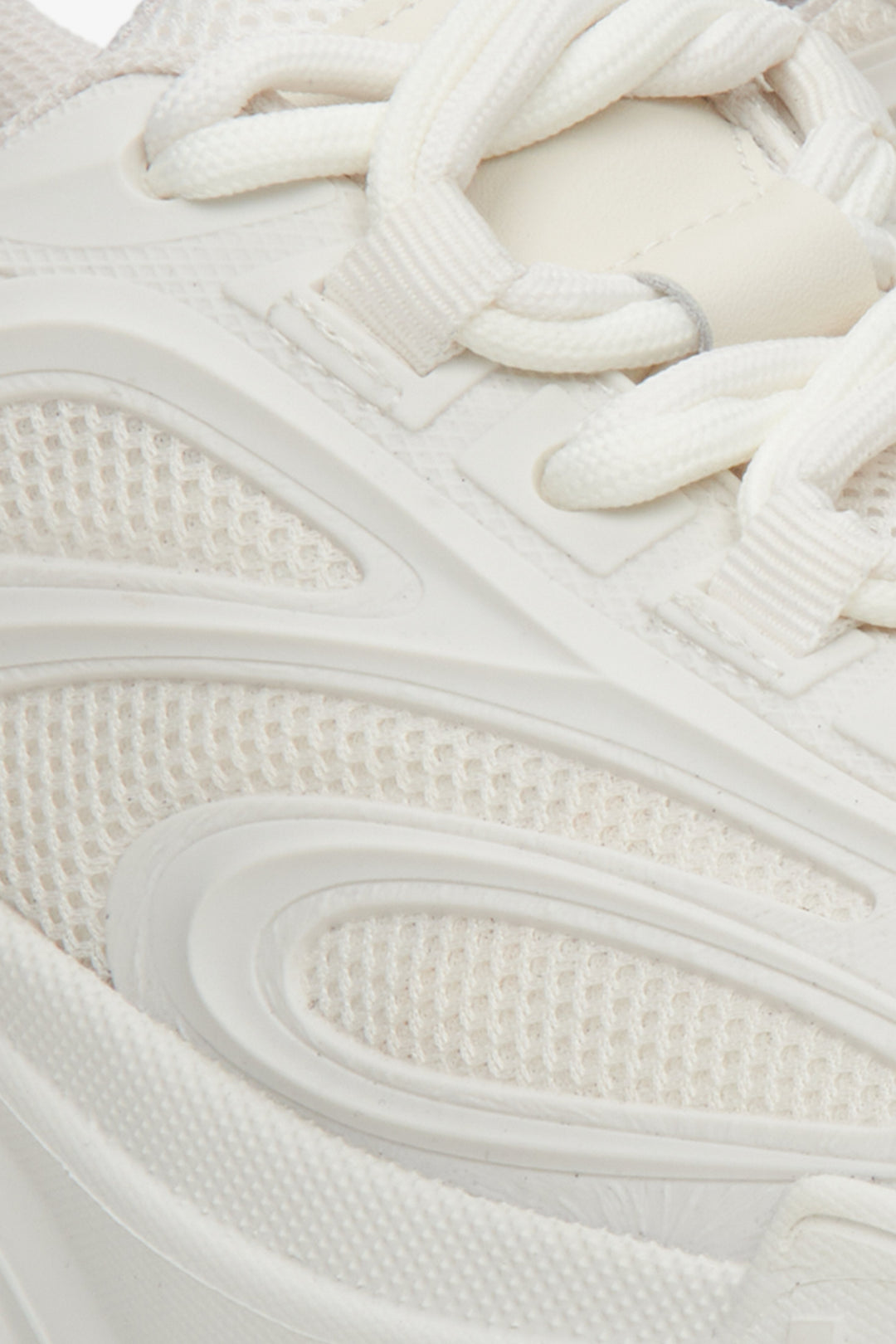 Sneakersy damskie beżowe ES 8 z łączonych materiałów - zbliżenie na detale.