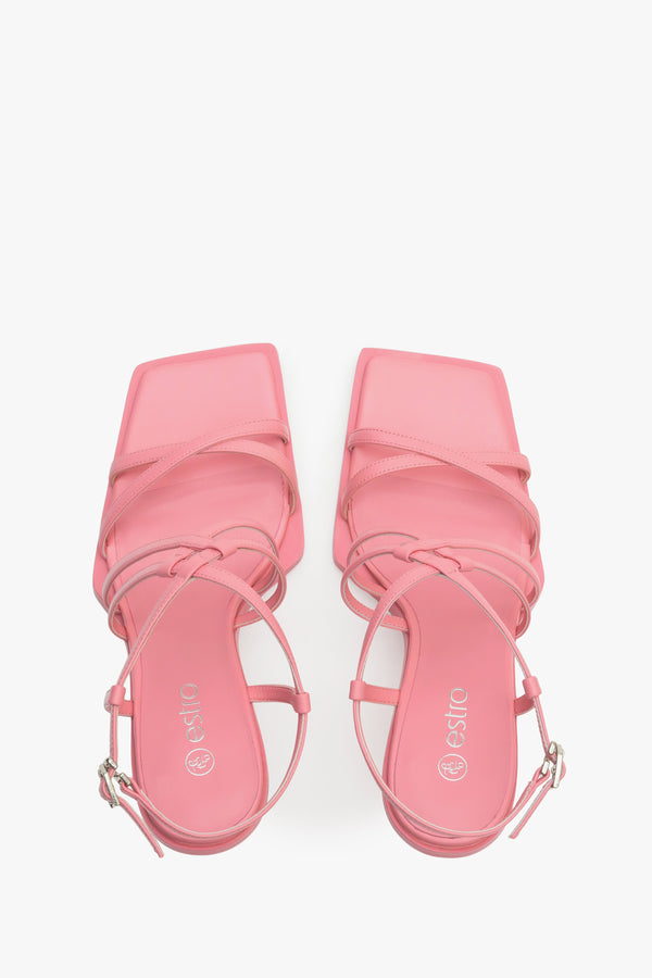 Damskie, skórzane sandały w kolorze różowym Estro - prezentacja modelu z góry.