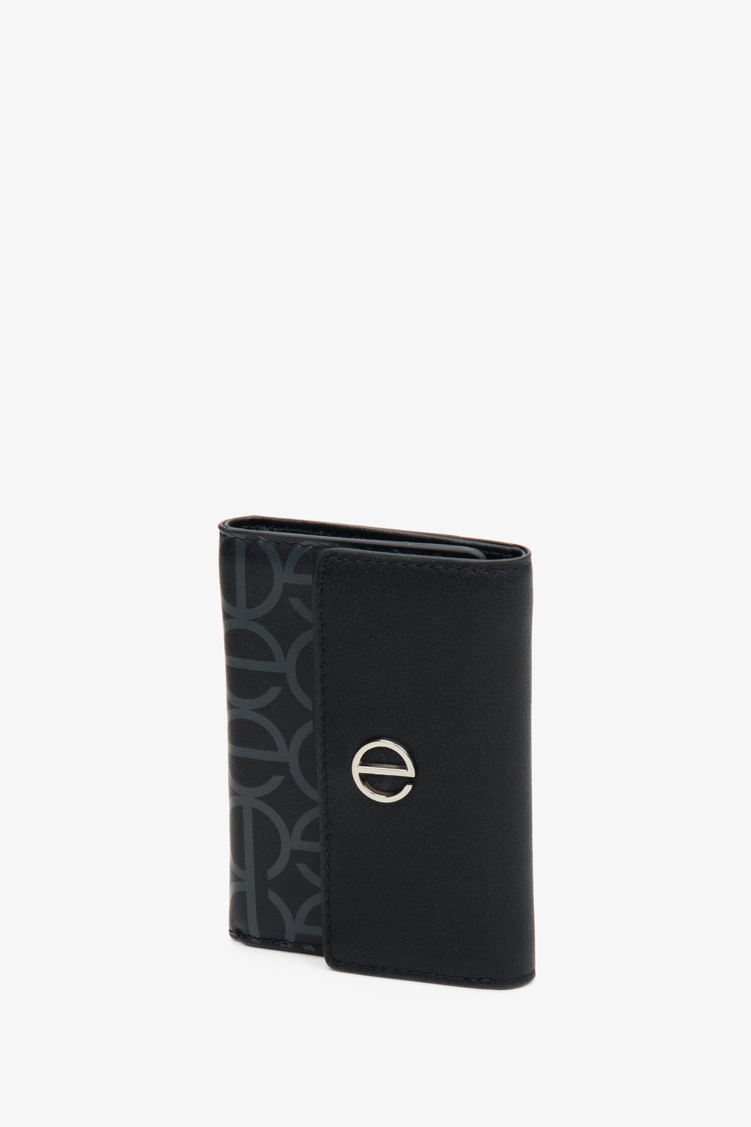 Czarny, skórzany portfel damski średniej wielkości marki Estro.