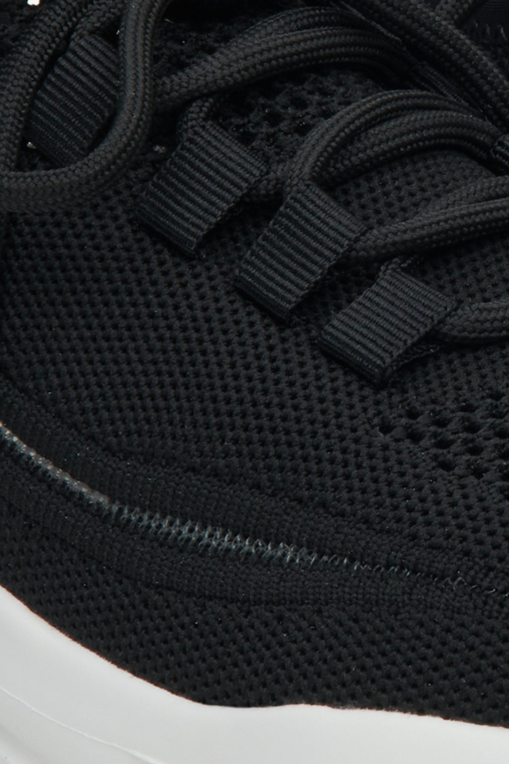 Czarne sneakersy damskie Estro z siateczki - zbliżenie na detale.