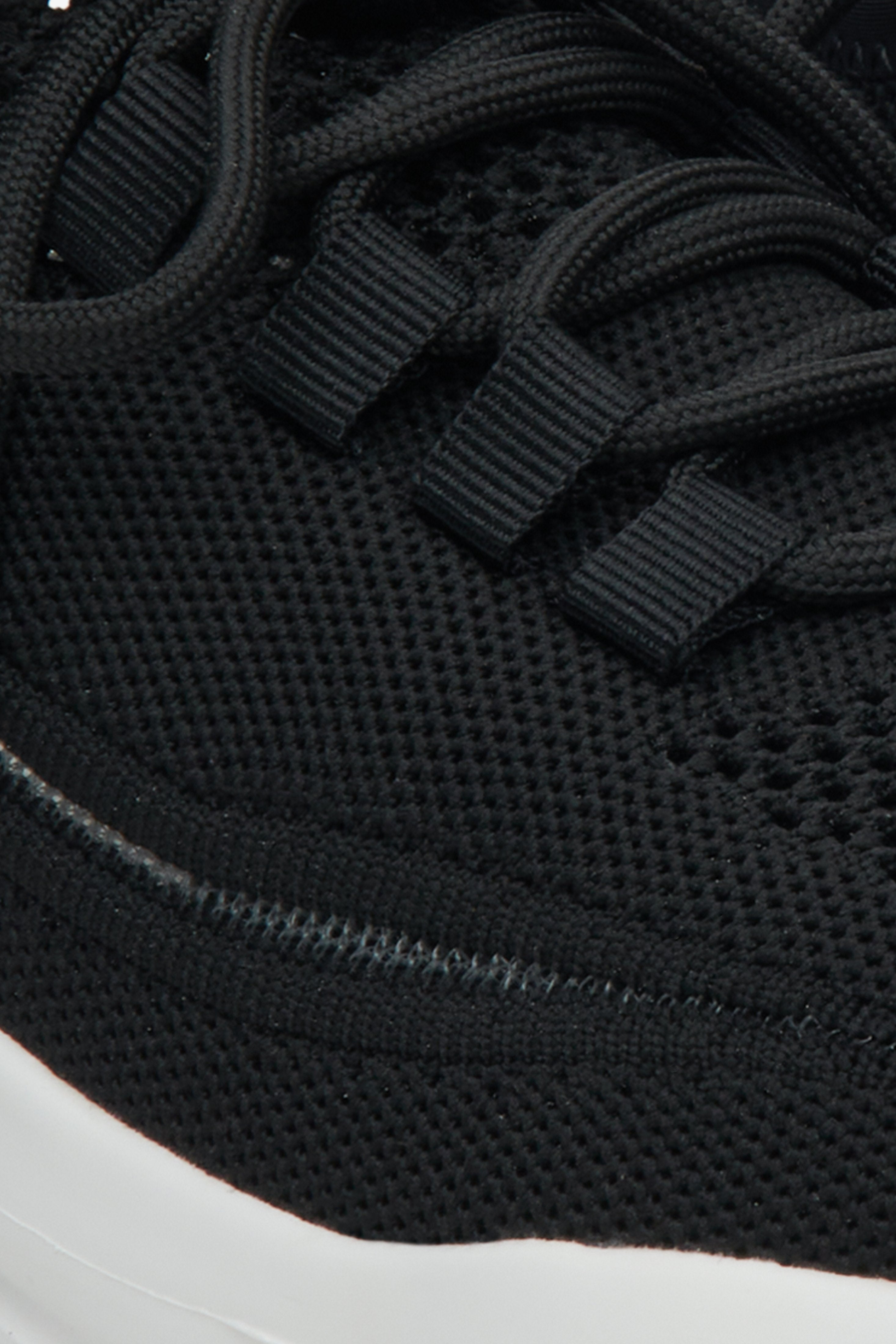 Czarne sneakersy damskie Estro z siateczki - zbliżenie na detale.