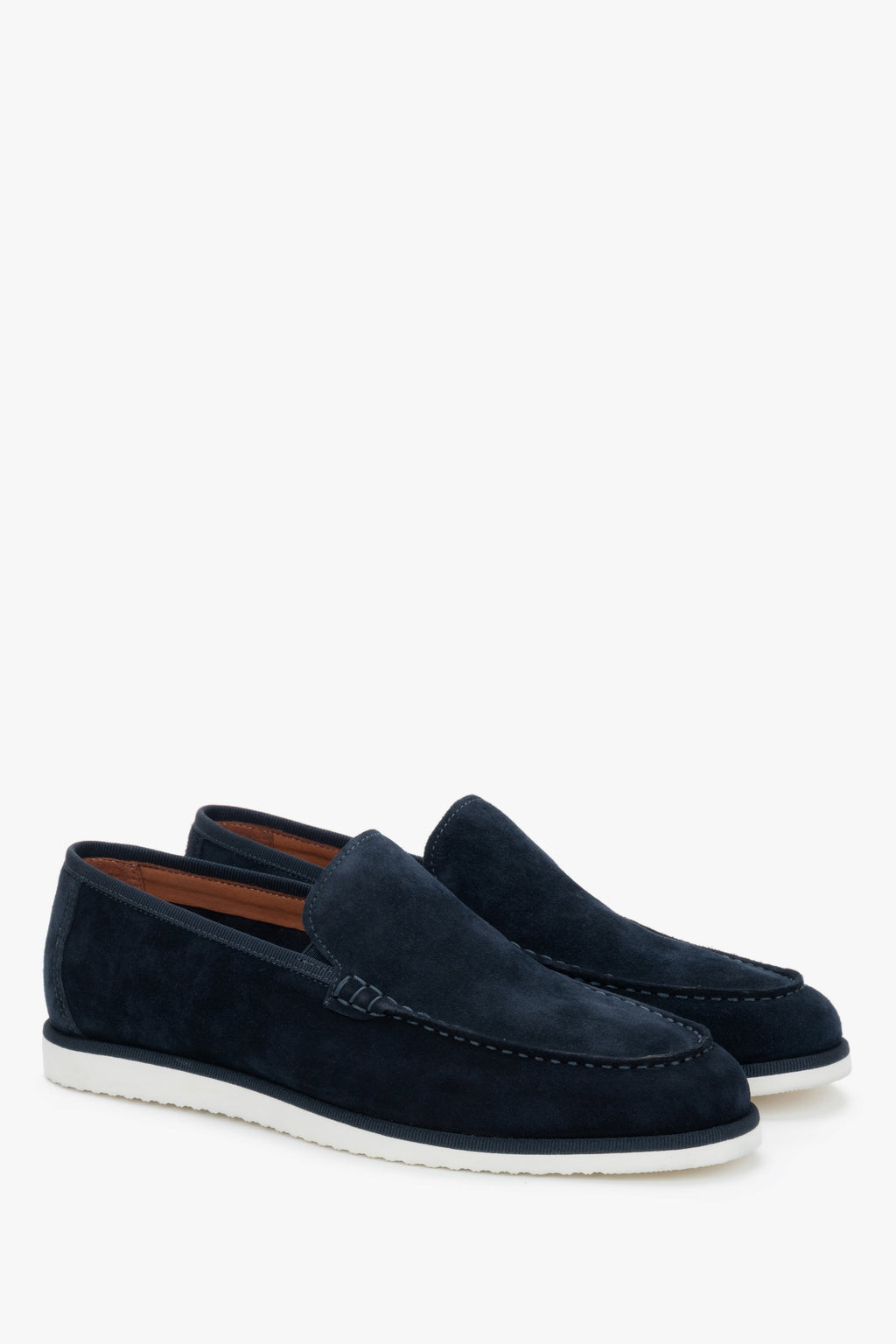 Granatowe loafersy męskie z weluru naturalnego z kontrastującą podeszwą.