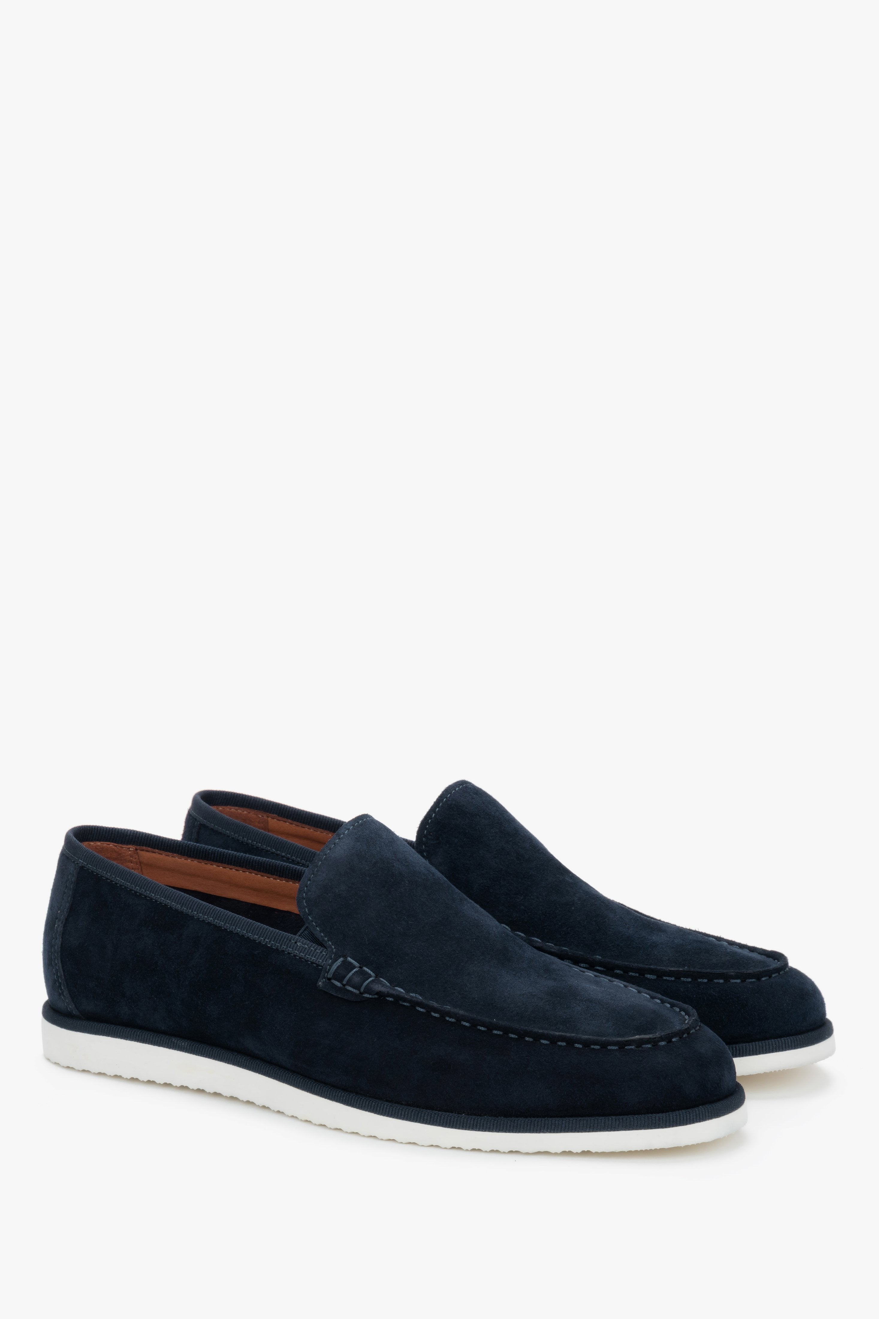 Granatowe loafersy męskie z weluru naturalnego z kontrastującą podeszwą.