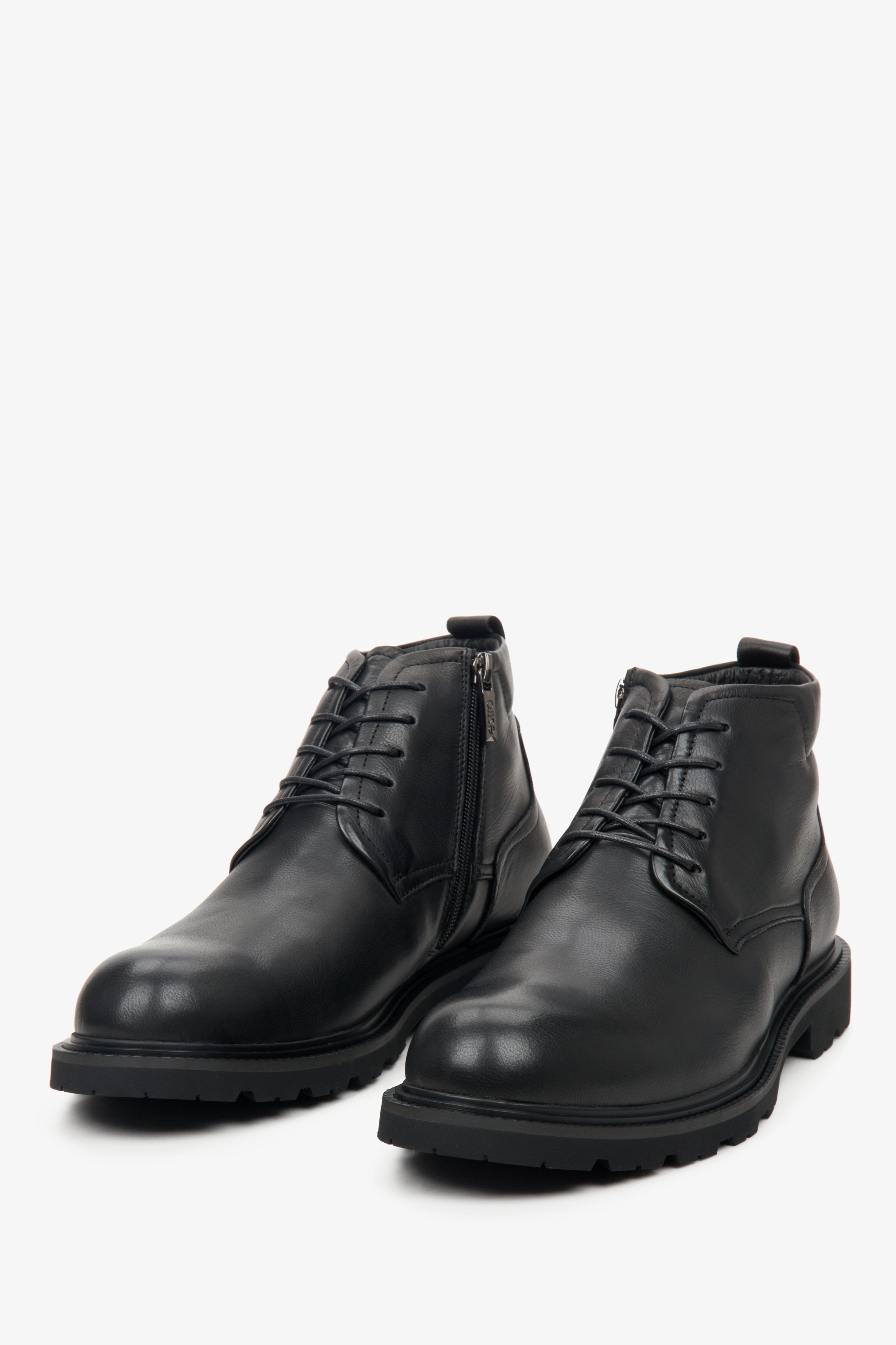 Skórzane zimowe botki męskie w kolorze czarnym Estro - zbliżenie na czubek buta.
