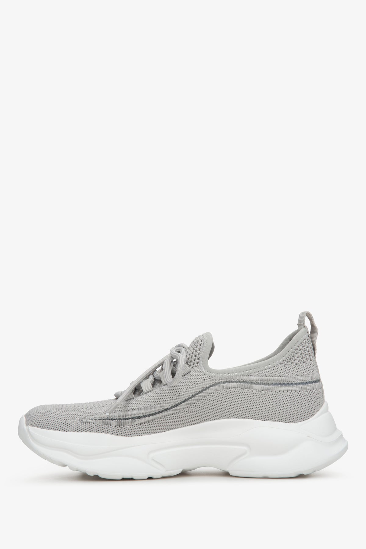 Szare niskie sneakersy damskie Estro na elastycznej podeszwie z siateczki.