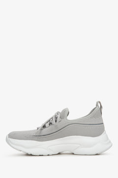 Szare niskie sneakersy damskie Estro na elastycznej podeszwie z siateczki.