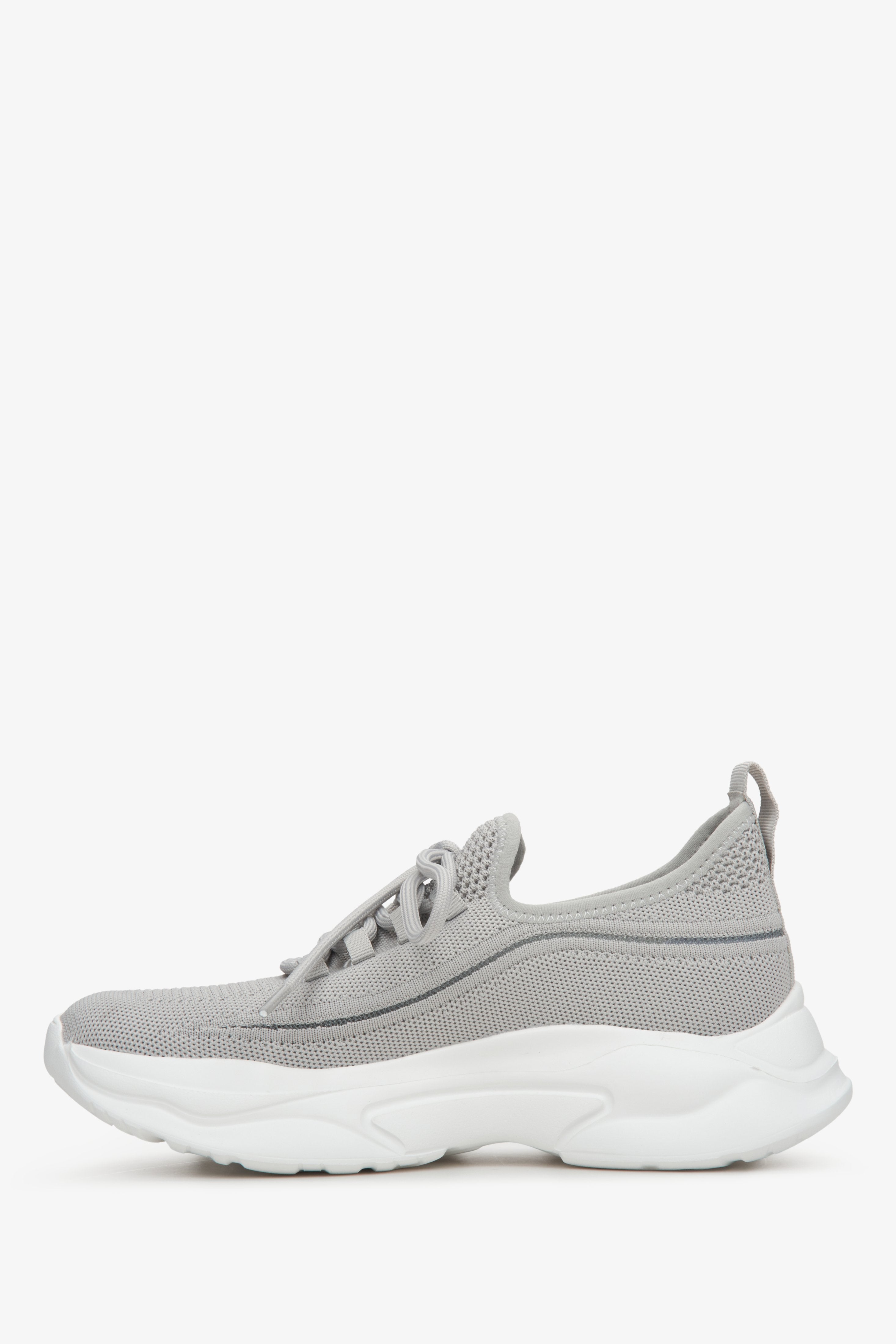 Szare niskie sneakersy damskie Estro na elastycznej podeszwie z siateczki.